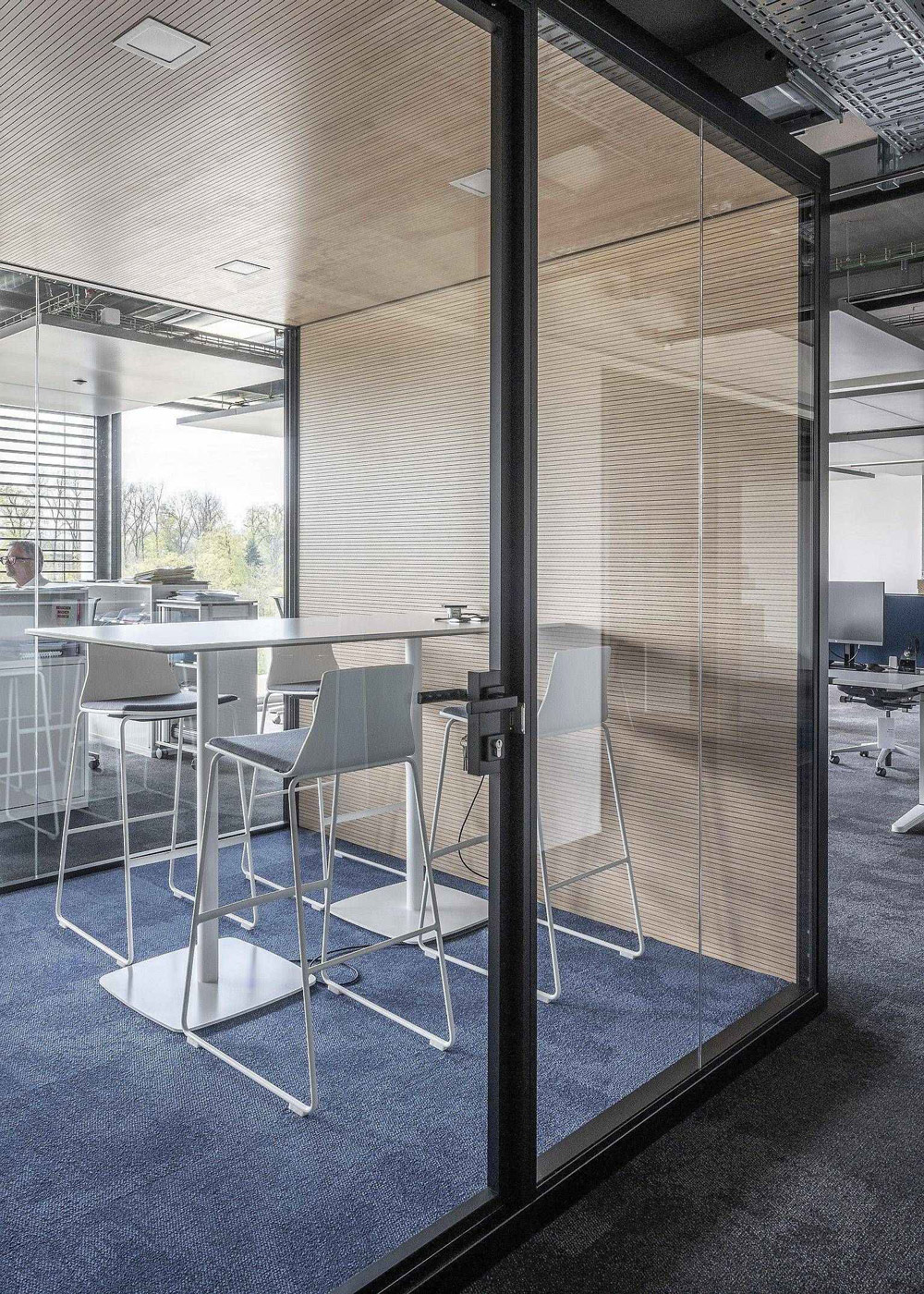 Besprechungszimmer im OYM als Raum im Raum mit Interface Teppichfliesen